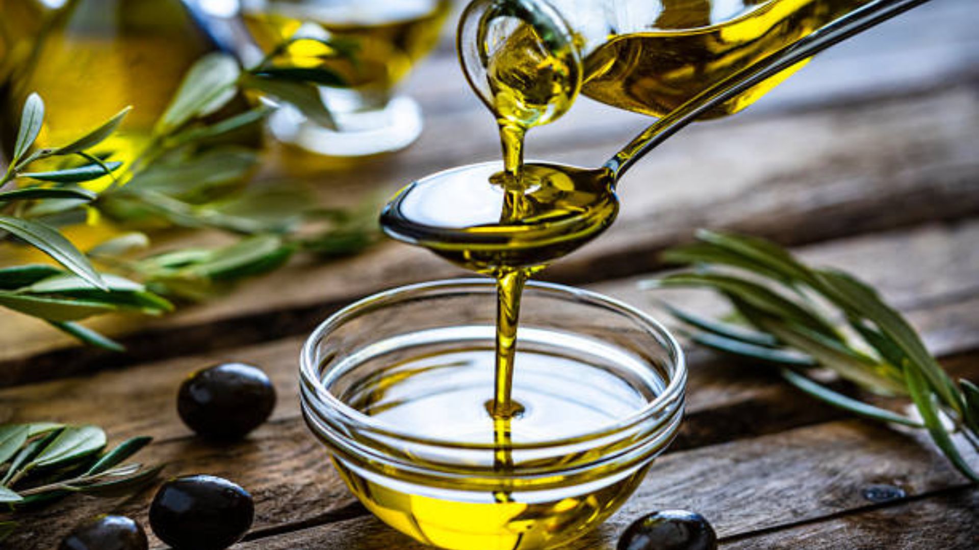 You are currently viewing How To Use Olive Oil To Treat Dandruff