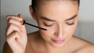 Read more about the article Best Glue for DIY Cluster Lashes: A Complete Guide